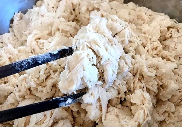 怎么烙饼不硬？教你一招，多加1料，油饼又软又多层，好吃不发硬