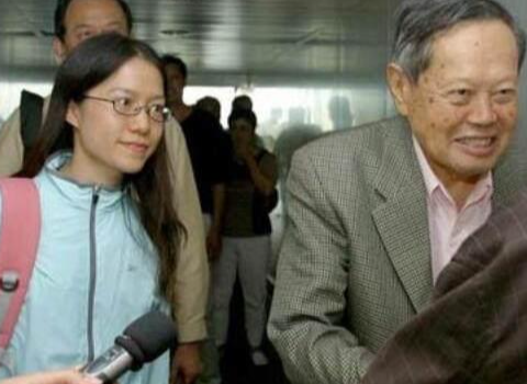 没想到	，杨振宁去世后，49岁妻子翁帆，竟因一个动作实现口碑暴涨