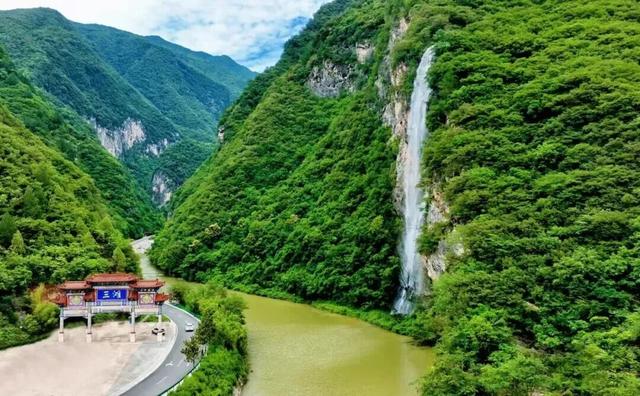 藏不住了！月亮峡的秋