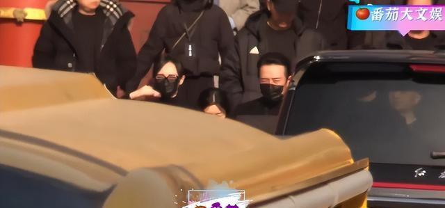 唐嫣穿黑色大衣出席公公葬礼，罗晋和她互动自然，傅程鹏现场帮忙