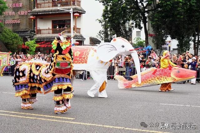 中缅胞波狂欢节刷屏了！牛车巡游、文化展演……瑞丽今天全城沸腾