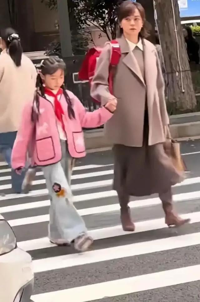 孙俪接送女儿上学，女儿简直跟她共用一张脸，不得不说基因真强大