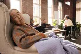 我出差遇见8年前初中女同学，我假装不认识，但是被她认出来了。图片