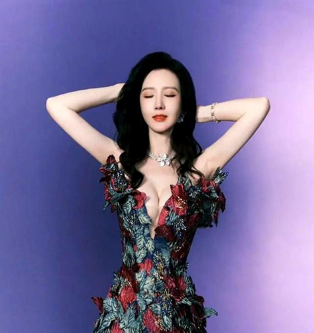 张萌、好奶好圆好嫩，堪称“人间尤物”这腰臀比，谁能顶得住？