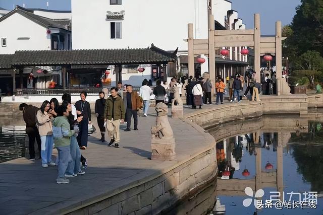 名画入咖“喝”进胃 古镇上演“艺术食用”文商旅新体验