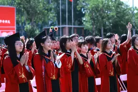 网友：不建议毕业典礼整这出！因为我毕业那会没有~图片