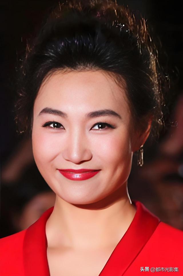 “联播女神”李梓萌反差萌：台上字字千钧，台下句句鲜活