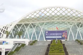 捏把汗！“小孩哥”骑车冲下20多米高台阶……图片