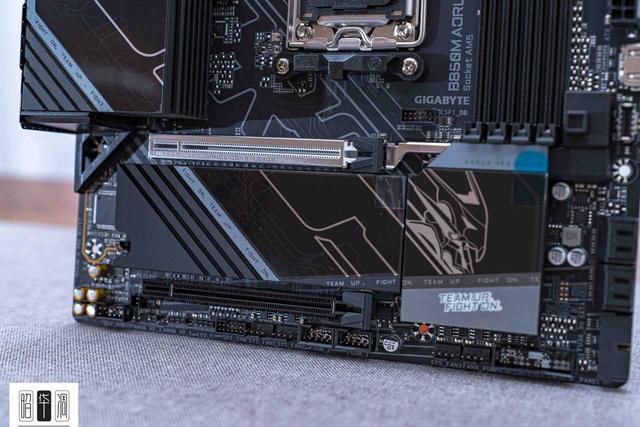 曲面玻璃的通透美学：乔思伯 TK-4 装机实录