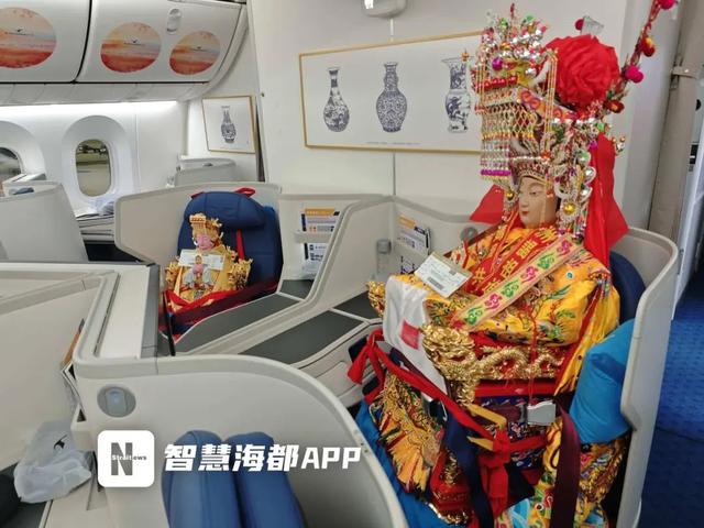 妈祖神像从厦门飞赴巴黎，坐商务舱，有专属登机牌