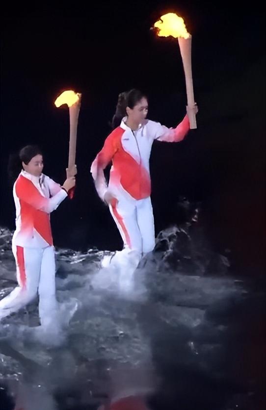 霍启刚高调官宣喜讯仨月，郭晶晶再破天花板，让整个贵妇圈沉默了