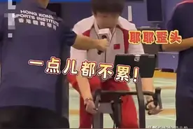 王楚钦莎莎一起出发去澳门啦！大头穿搭很潮，莎莎奶呼呼真可爱！图片