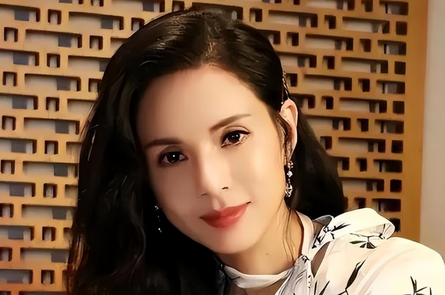 被老头“白嫖”10年，还倒贴上亿	，59岁不婚不育的李若彤，后悔吗