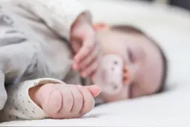 出生3天就长了两颗牙 医生：是否拔除需视具体情况而定图片