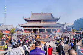 初五迎财神！上海财神庙，浦东警方增派警力并制定单向敬香路线图片