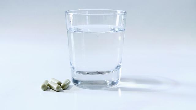 塑料杯、玻璃杯、陶瓷杯、保温杯，哪种杯子喝水最安全？别用错了