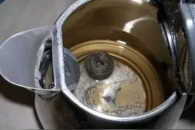 水壶里的烦人水垢，一招轻松去除，让水垢自动脱落！图片