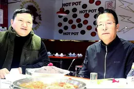 雪天误入山路的山东司机又来渝 请重庆热心大哥吃饭表达感谢 重庆大哥悄悄买单 还送他腊肉香肠图片