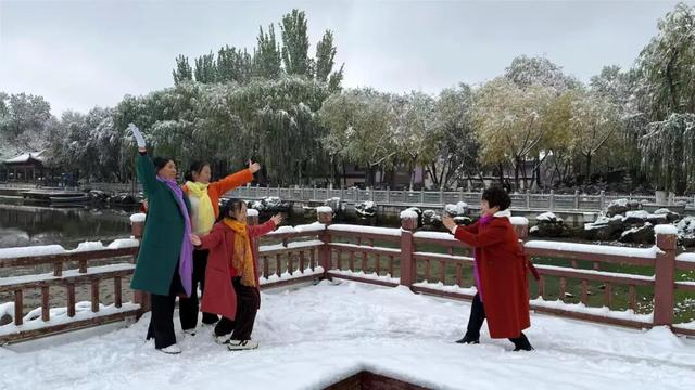 乌兰浩特市：初雪染红城