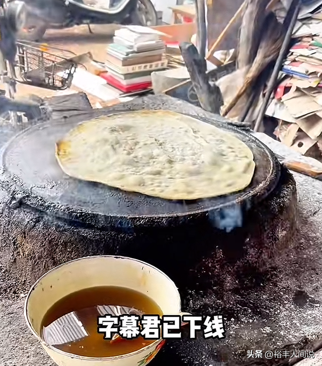 辛店油饼丸子汤老板去世！享年73岁，店内脏乱不堪，人却络绎不绝