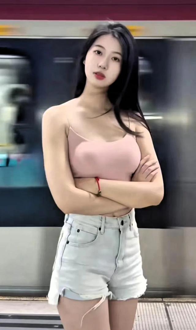 网红郭四火,本名郭焱煜,最美博主前十名,经济学硕士