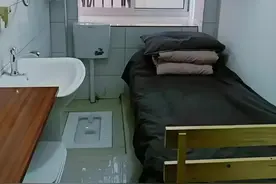 "蹲坑旁边就是床"，上海3平米出租屋一幕，撕开当下社会的遮羞布图片