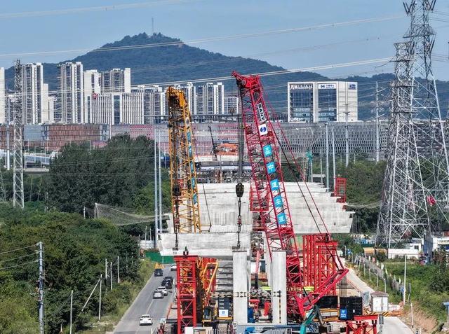 312国道东延工程盖梁吊装加速推进