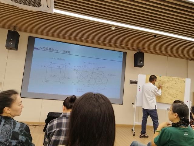 54岁丧偶女人不找男人，四处流浪真的好吗？