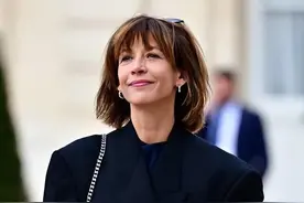 58岁苏菲玛索：不整容不扮嫩，法式刘海蓬松自然，依然少女感满满图片