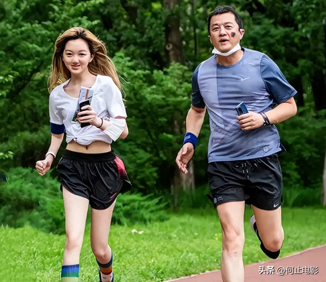 56岁王菲没想到，辛苦养大的唇腭裂女儿李嫣，早为亲爹李亚鹏争光
