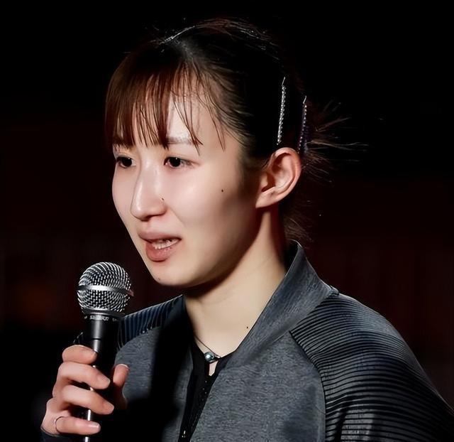 王曼昱战胜早田希娜，却在比赛时被裁判警告，她一个举动霸气回应