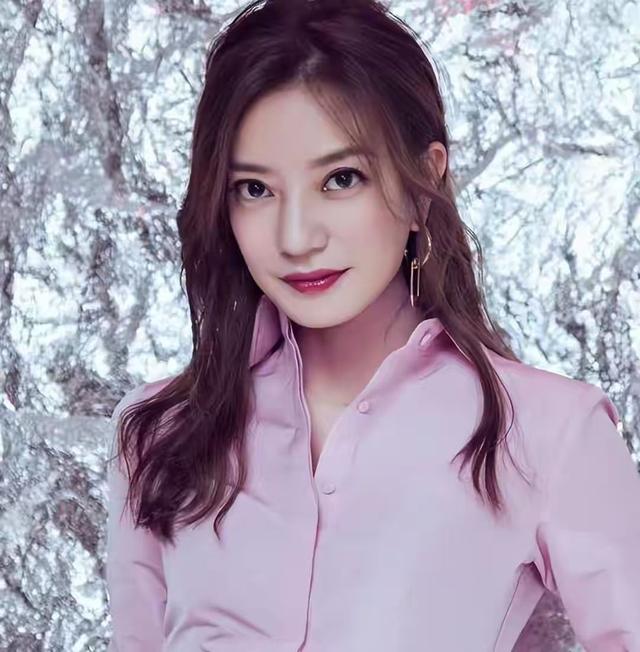 面相变了！49岁赵薇近况曝光，封杀4年 婚也离了	，如今变成了这样