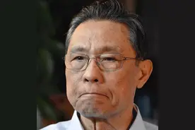 88岁的钟南山被质疑，从守护神到“跌下神坛”，这位老人何错之有图片