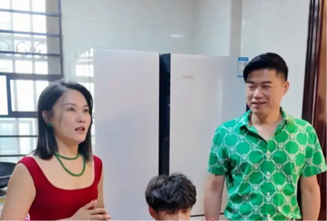 潮汕富豪15岁儿子成人礼:1箱金条 金链加身引发吃瓜群众围观