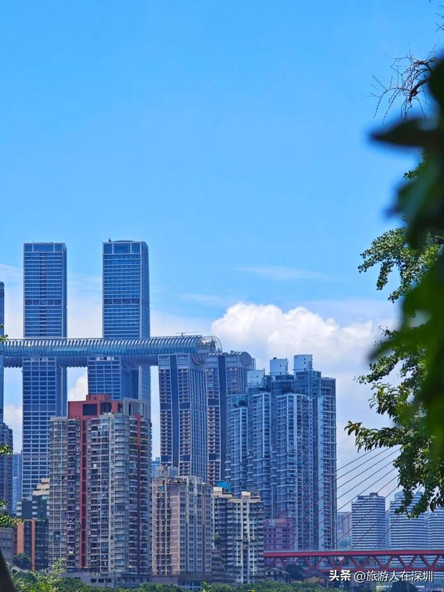 第一次到重庆旅行，从旅游大巴上看街道及建筑，魔幻城市名不虚传