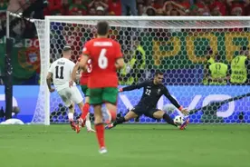 点球3连扑！当年C罗安慰的失误门将，守护C罗佩佩图片