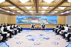 雪域高原山大红，格桑花开校地情图片