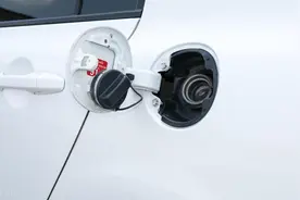 好长时间没加油，忘了油箱盖咋打开了……图片