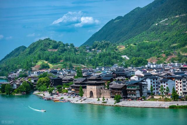 重庆与贵州湖北三省交界有座小城，峡秀水清，让李白都流连忘返