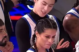 王鹤棣NBA全明星赛一个笑容惹得外国女子害羞偷笑图片