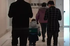 年龄最小的父亲14岁就当爹，如今孩子都4岁了，爹才刚成年图片