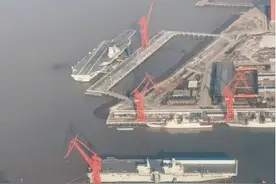 12万余吨巨舰同框！福建舰起降印记明显，076甲板弹射器呼之欲出图片