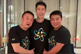“二王一马”穿五金T恤聚会，三人没少喝，王皓红光满面年轻20岁图片