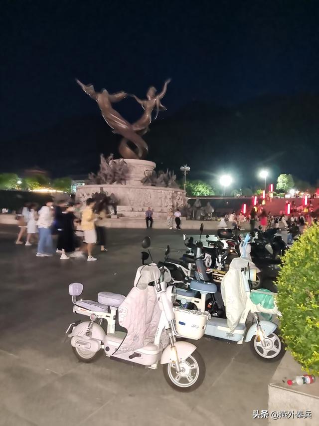 华清宫外的夜色，是文旅的尴尬，居民的闲娱，游客的懵逼