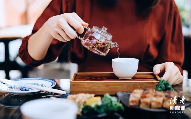 弘一法师：“人一旦死了	，生前的衣服	、手表，盖过的被子，睡过的床	，都会被扔掉，烧掉，处理掉……”