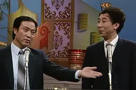 骂国足还得看春晚，30年经典又狠又辣，冯巩牛群才是讽刺界天花板图片