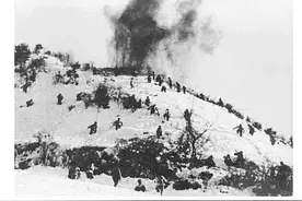 泪目：王牌军老兵骑电车上街，为何要穿军装、戴军帽、亮老番号？图片