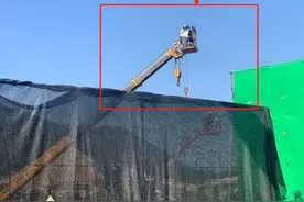 笑不活了！某知名演员在横店荒野随地大小便被拍，冲上热搜第一图片