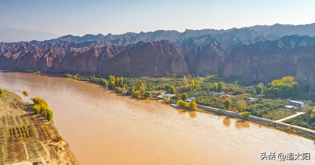 以金黄为主色调的秋日景泰龙湾