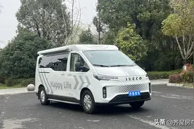 一款既能旅居自驾，又能家用代步的多功能升顶房车，真的太实用了图片